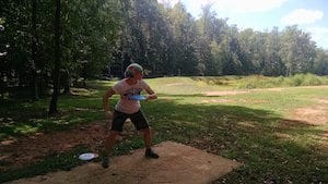 woman playing disc golf